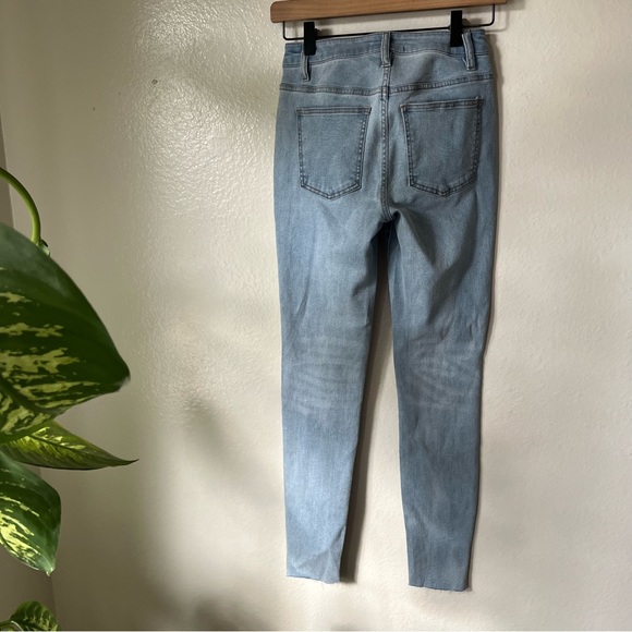 Lulus | Perfect For You Light Wash Mid-Rise Cropped Skinny Jeans - Picture 5 of 9